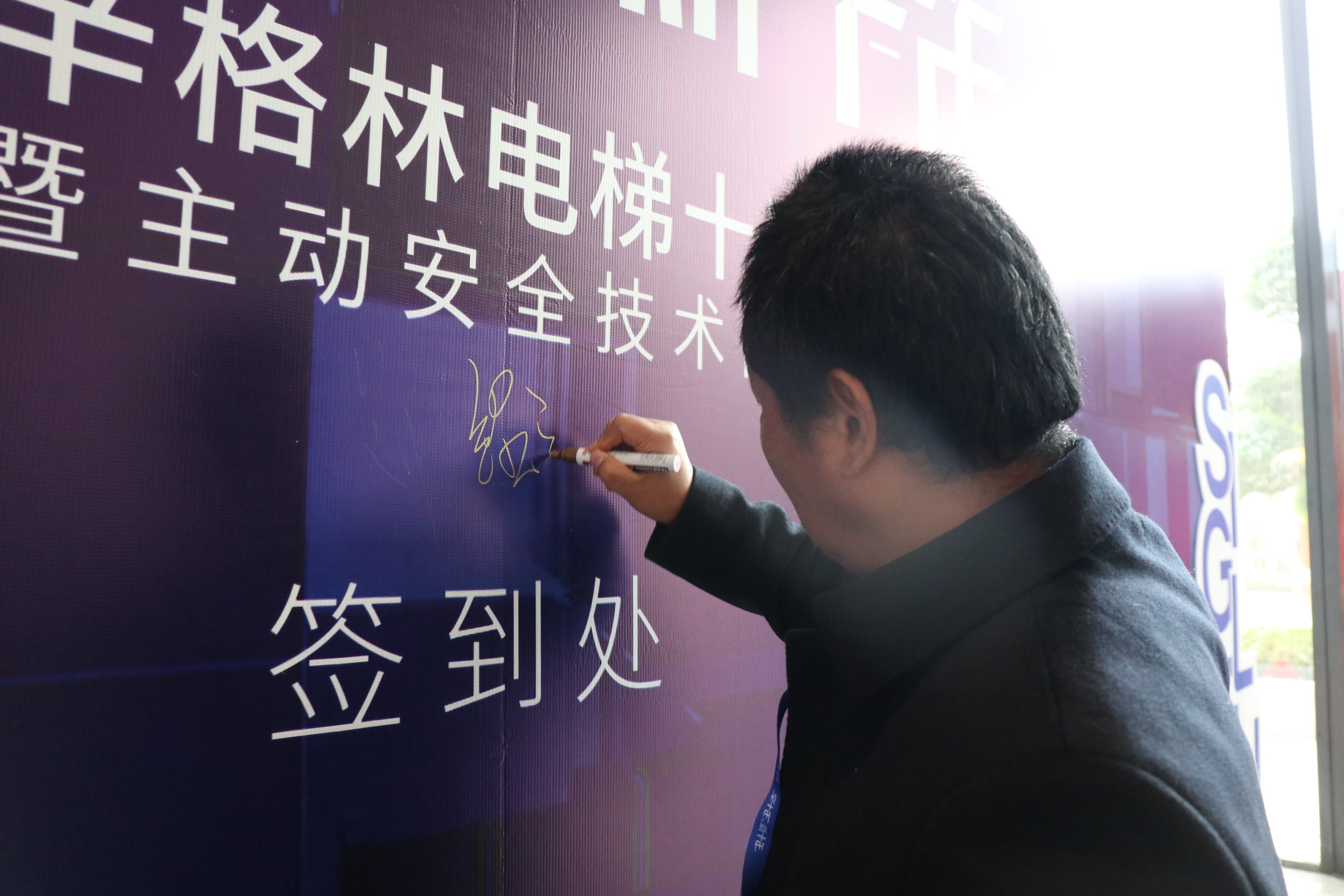 商用電梯哪個(gè)牌子好？辛格林電梯就不錯(cuò)！